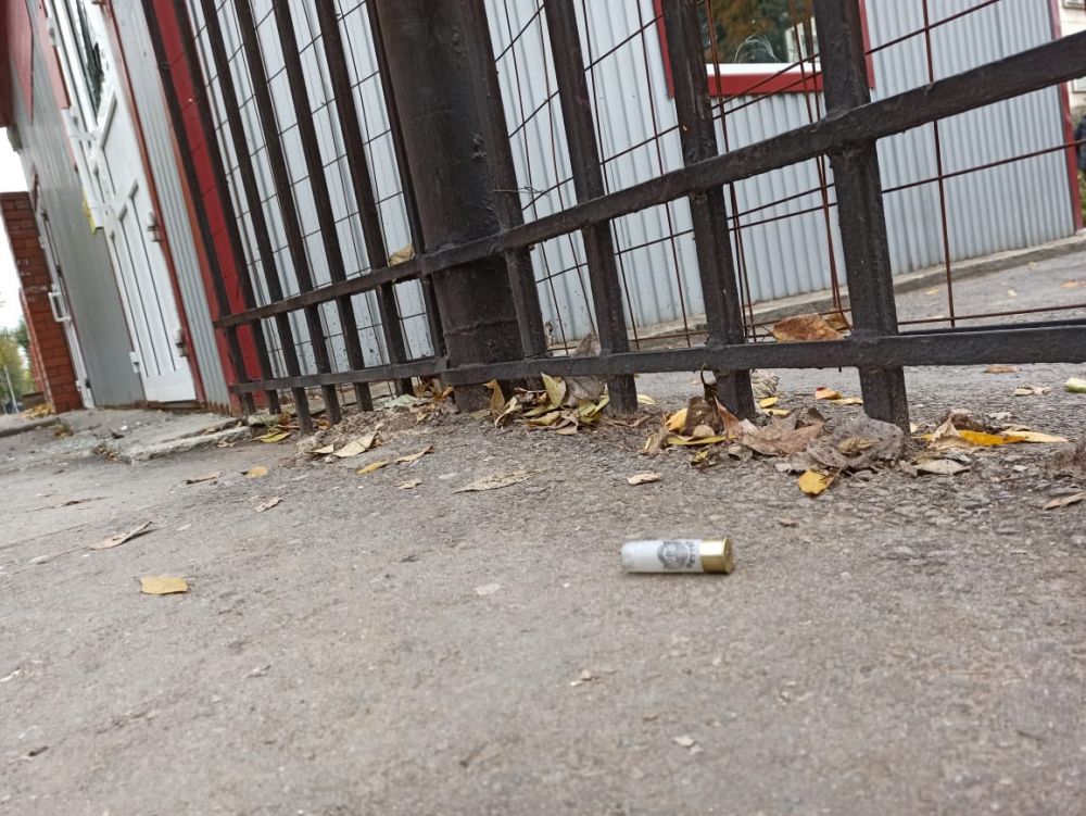 Гильза у ворот Пермского государственного национального исследовательского университета