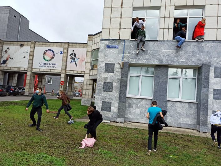 Студенты выпрыгивают из окон Пермского государственного национального исследовательского университета, в котором неизвестный открыл стрельбу