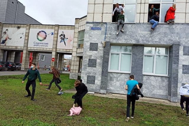 Студенты выпрыгивают из окон Пермского государственного национального исследовательского университета, в котором неизвестный открыл стрельбу.