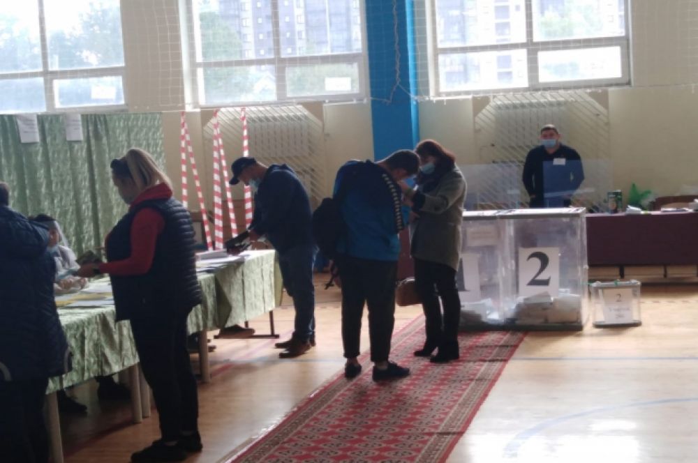 Проголосовавшие казанцы прямо на участке надевали браслеты «Я проголосовал!».