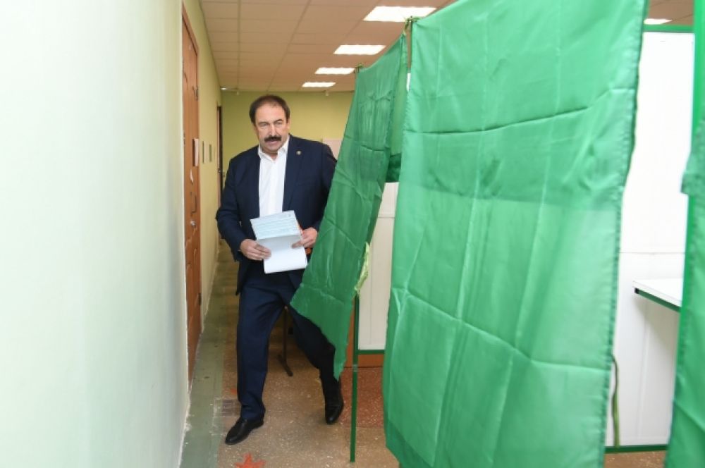 Премьер-министр Татарстана Алексей Песошин отдал свой голос в единый день голосования. 