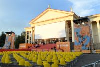 Зимний театр во время открытия 32-го Открытого Российского Кинофестиваля в Сочи.