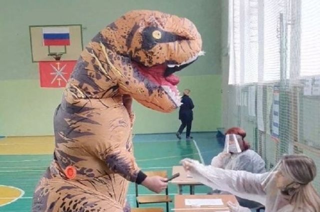 В Туле избиратель пришёл голосовать в костюме динозавра