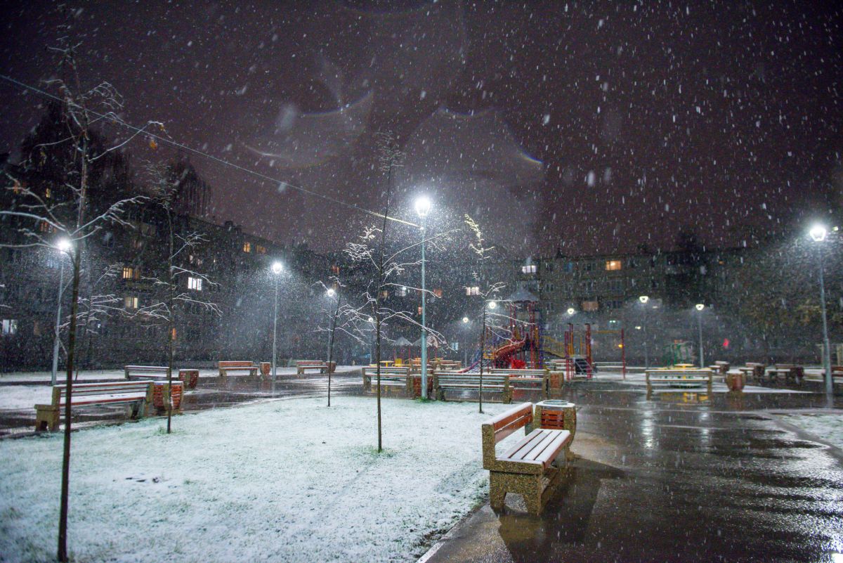 Снежок 1 выпавший ночью. Снег в Новосибирске. Сыктывкар снег. Снегопад в Сыктывкаре. Первый снег в Новосибирске.