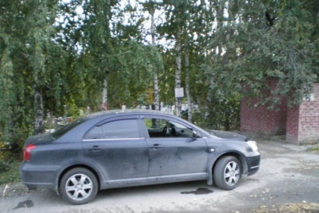 Житель Новосибирска пожаловался на стоящую у кладбища черную «Тойоту»