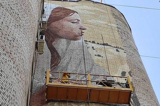 В Оренбурге завершаются работы по созданию нового граффити с девушкой в  пуховом платке.