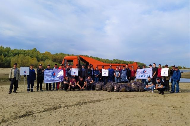 «Росводоканал Барнаул» провел акцию по очистке берега Оби от мусора