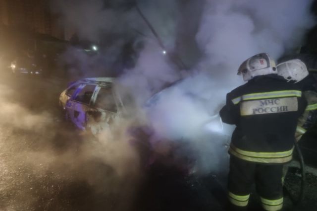 Два автомобиля сгорели ночью в Екатеринбурге