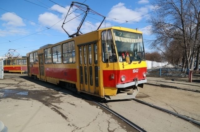 Трамвай слетел с рельсов после столкновения с легковушкой в Барнауле