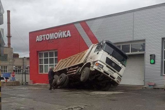 Самосвал с асфальтом провалился под асфальт в Новосибирске
