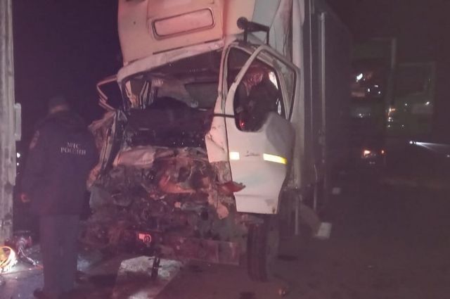 В Омской области водитель грузовика врезался в стоящую на обочине фуру