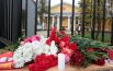 Стихийный мемориал в память о погибших во время стрельбы на территории кампуса Пермского государственного национального исследовательского университета перед входом в университет