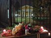 Стихийный мемориал в память о погибших во время стрельбы на территории кампуса Пермского государственного национального исследовательского университета перед входом в университет