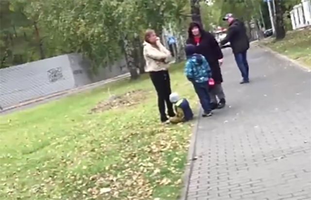 В Новосибирске нашли женщину, пнувшую маленького сына в живот