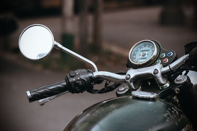 Раритетный мотоцикл угнали у псковича в Петербурге