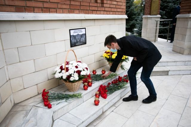 В Оренбурге на территории ОГУ возложили цветы и зажгли свечи в память о погибших в Перьми. 