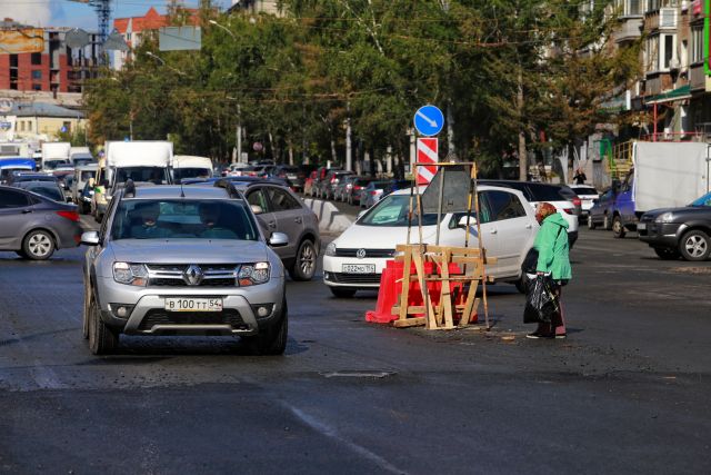 Ремонт дорог в Новосибирске проводят с опозданием из-за задержки денег