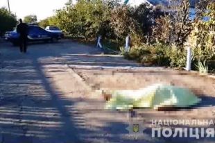 В Одесской области зарубили женщину и кинули тело посреди улицы.