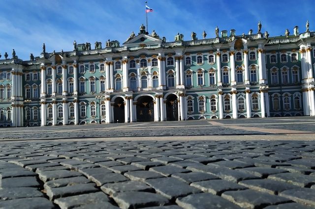 Над Зимним дворцом приспустили российский флаг в память о трагедии в Перми
