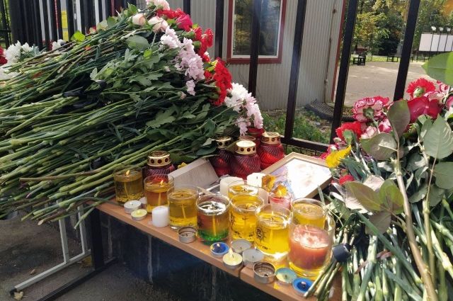 Мемориал у Пермского университета, где 20 сентября по студентам открыл огонь Тимур Бекмансуров. 