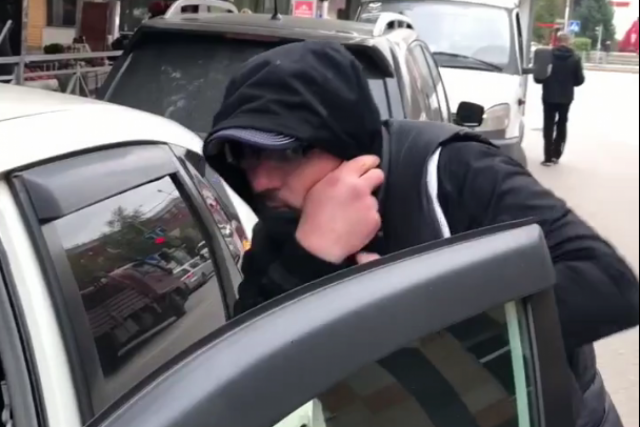 В Новосибирске мужчина вскрыл машину на «Студенческой» и попал на видео