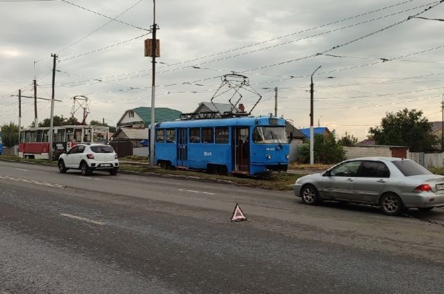 Две иномарки остановили движение трамваев в Саратове из-за ДТП