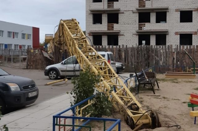 В Димитровграде строительный кран упал на детскую площадку и машины
