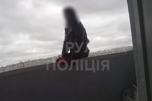 В Киеве патрульный спас 17-летнюю девушку от падения с балкона на 25 этаже