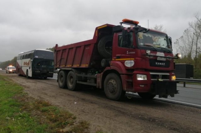 Дорожники спасли от голода 40 пассажиров сломавшегося на М7 «Неоплана»