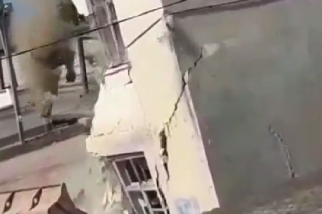 Экскаватор в Кабардино-Балкарии уничтожил чужой навес, когда сносил здание