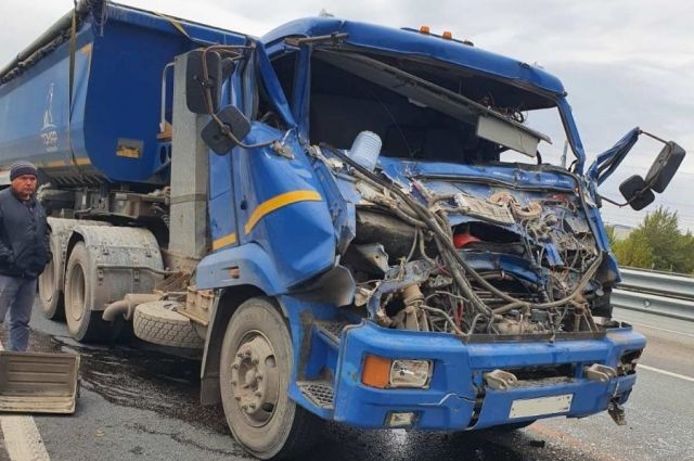 В Тольятти госпитализирован водитель КамАЗа, врезавшийся в другой грузовик