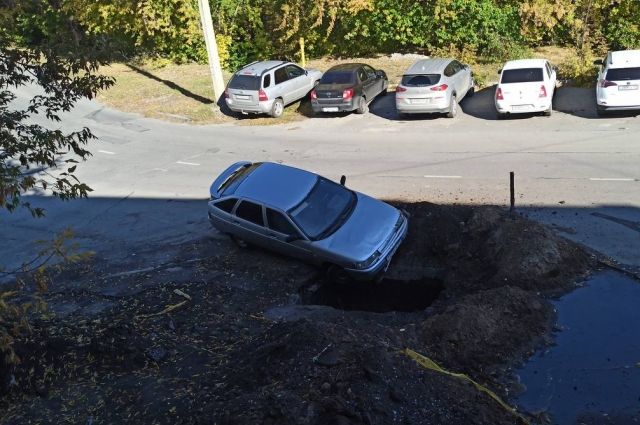 Автомобиль провалился в яму в Челябинской области