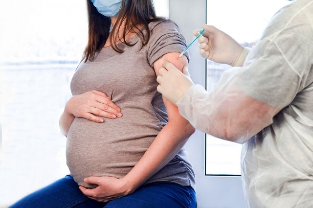 Прививки от коронавируса делают в период после 22 недель беременности. Пока для этого рекомендована только одна отечественная вакцина – «Спутник V». 