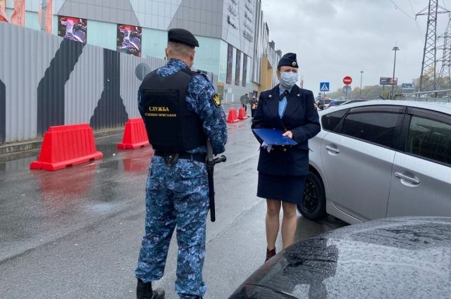 В Хабаровске на парковке торгового центра за долги эвакуировали автомобиль