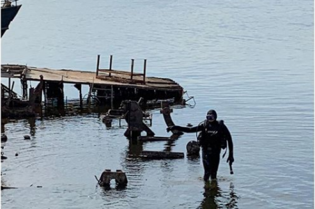 Водолазы начали обследование затонувших судов у набережной в Саратове