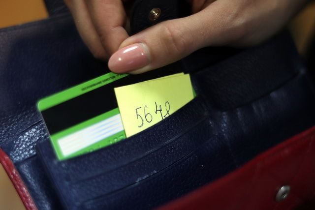 У жителя Брянска в поликлинике украли барсетку с банковской картой