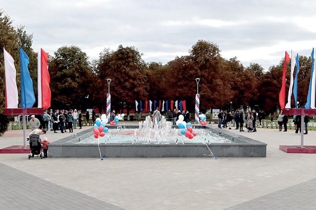 Финальным подарком Брянску в этом году стал обновлённый Пролетарский сквер с фонтаном в Бежице - его открыли после ремонта на прошлой неделе.
