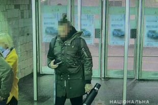 В киевском метро иностранец размахивал пистолетом и ударил женщину.
