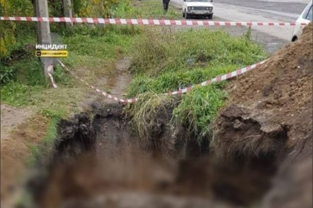 Мужчина утонул после падения в коммунальную яму под Новосибирском
