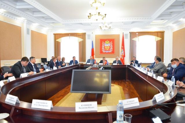 «Единая Россия» определилась с кандидатурами на должности спикера областного парламента и сенатора от Оренбуржья.