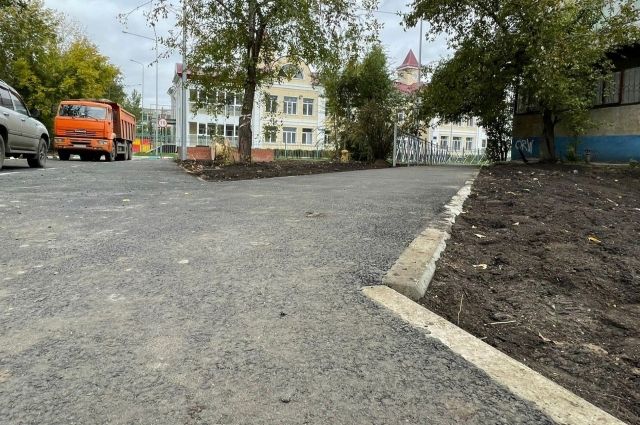 В Омске достроили дорогу к детскому саду на улице Лисицкого