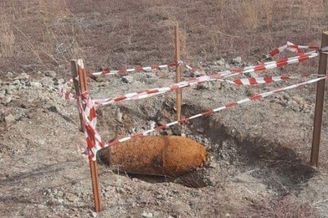 В Оренбуржье фермер нашел в земле авиационный снаряд. 