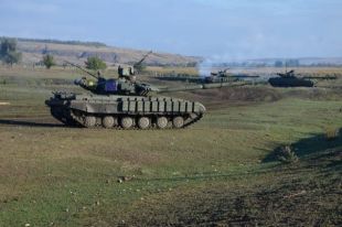 На Донбассе украинские военные провели танковые учения.