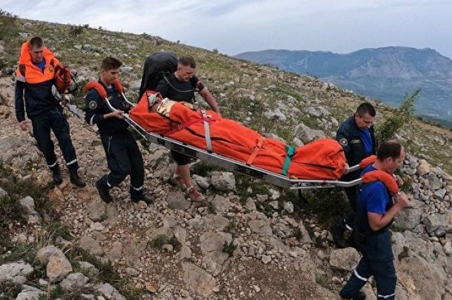 Крымские спасатели 12 часов искали туриста в горах