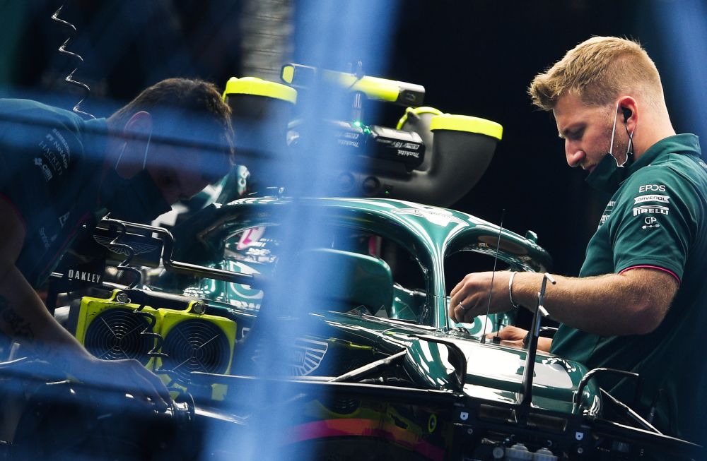 Механики команды Aston Martin Cognizant F1 Team в паддоке трассы «Сочи Автодром» перед началом этапа чемпионата мира по кольцевым автогонкам в классе «Формула-1» — Гран-при России в Сочи
