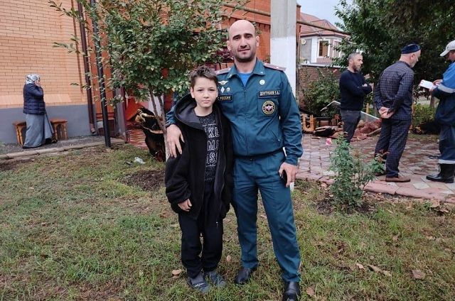 В Грозном спасатель вытащил из горящего дома спящего ребёнка