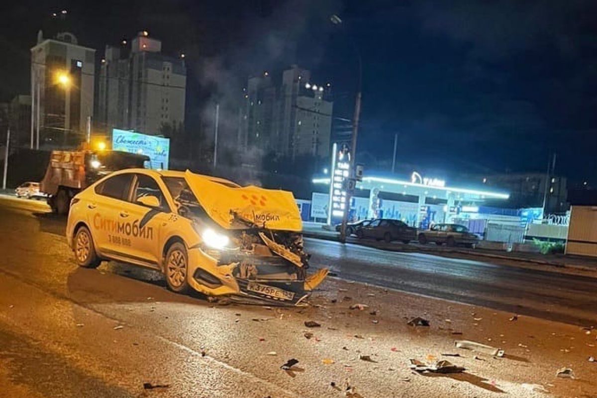 На большой скорости въехал. Ночное такси Новосибирск. Авария такси Новосибирск зима. Легкие аварии такси Новосибирск зимой. Фото ДТП на Нарымской Новосибирск за 7.06.2011.