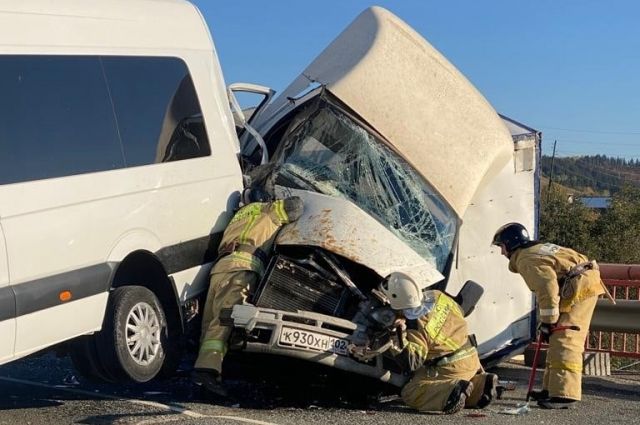 Грузовик врезался в микроавтобус в Челябинской области