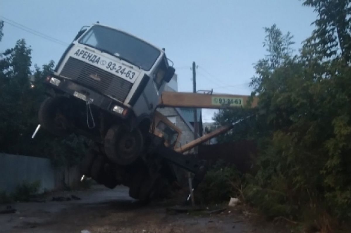 В центре Саратова тягач рухнул на заброшенный дом | АиФ Саратов