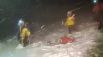 Сотрудники МЧС спускают одного из альпинистов — участников восхождения на Эльбрус
